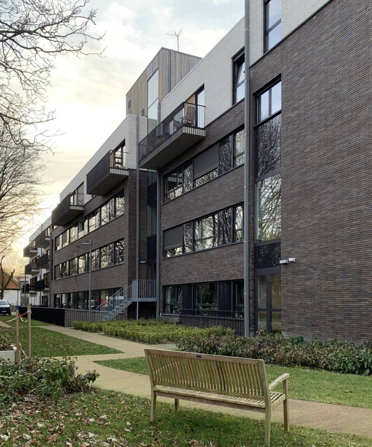 Appartementsgebouw met grote ramen en balkons