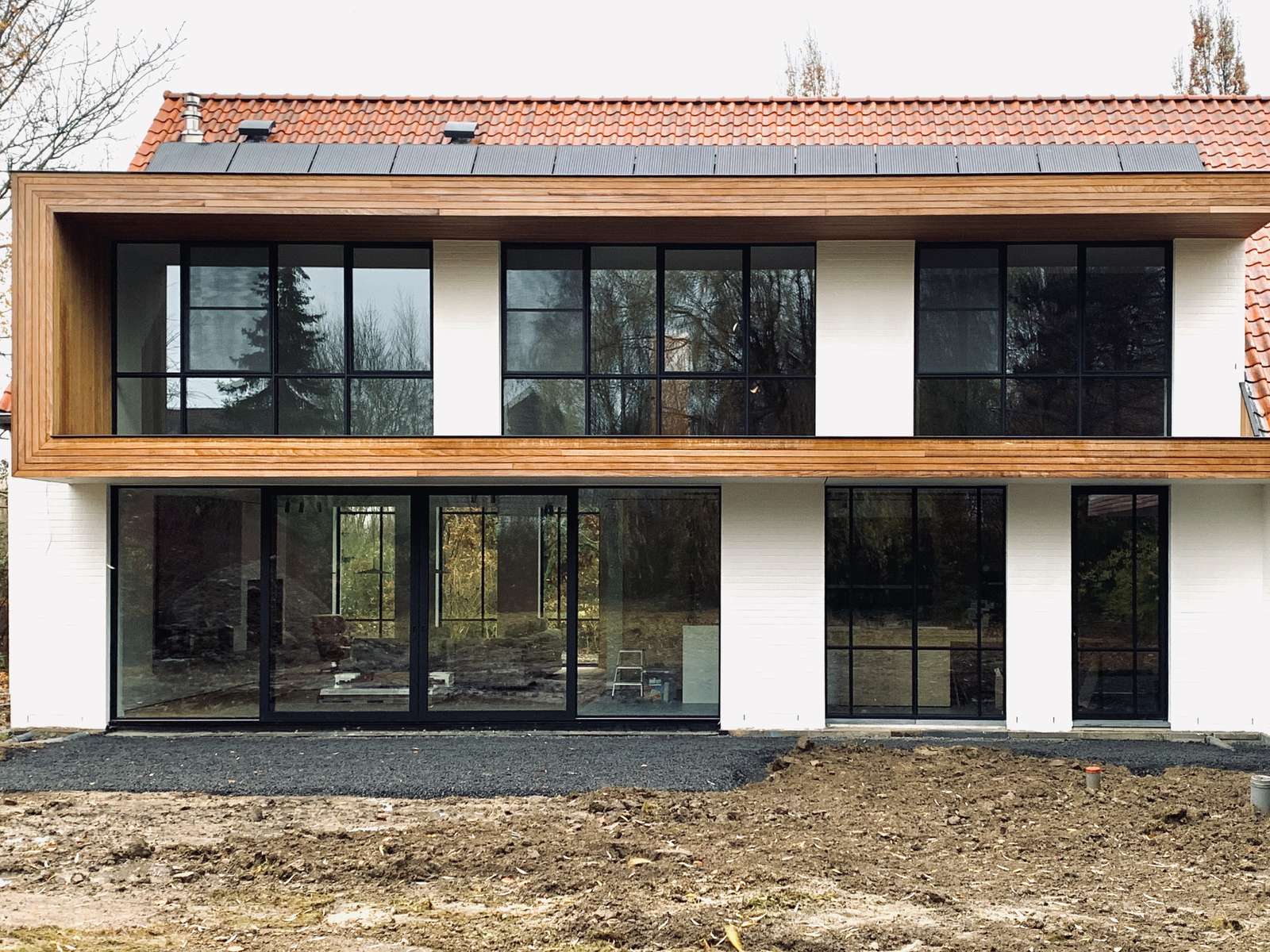 Bedrijfsgebouw met houten gevelband en grote ramen