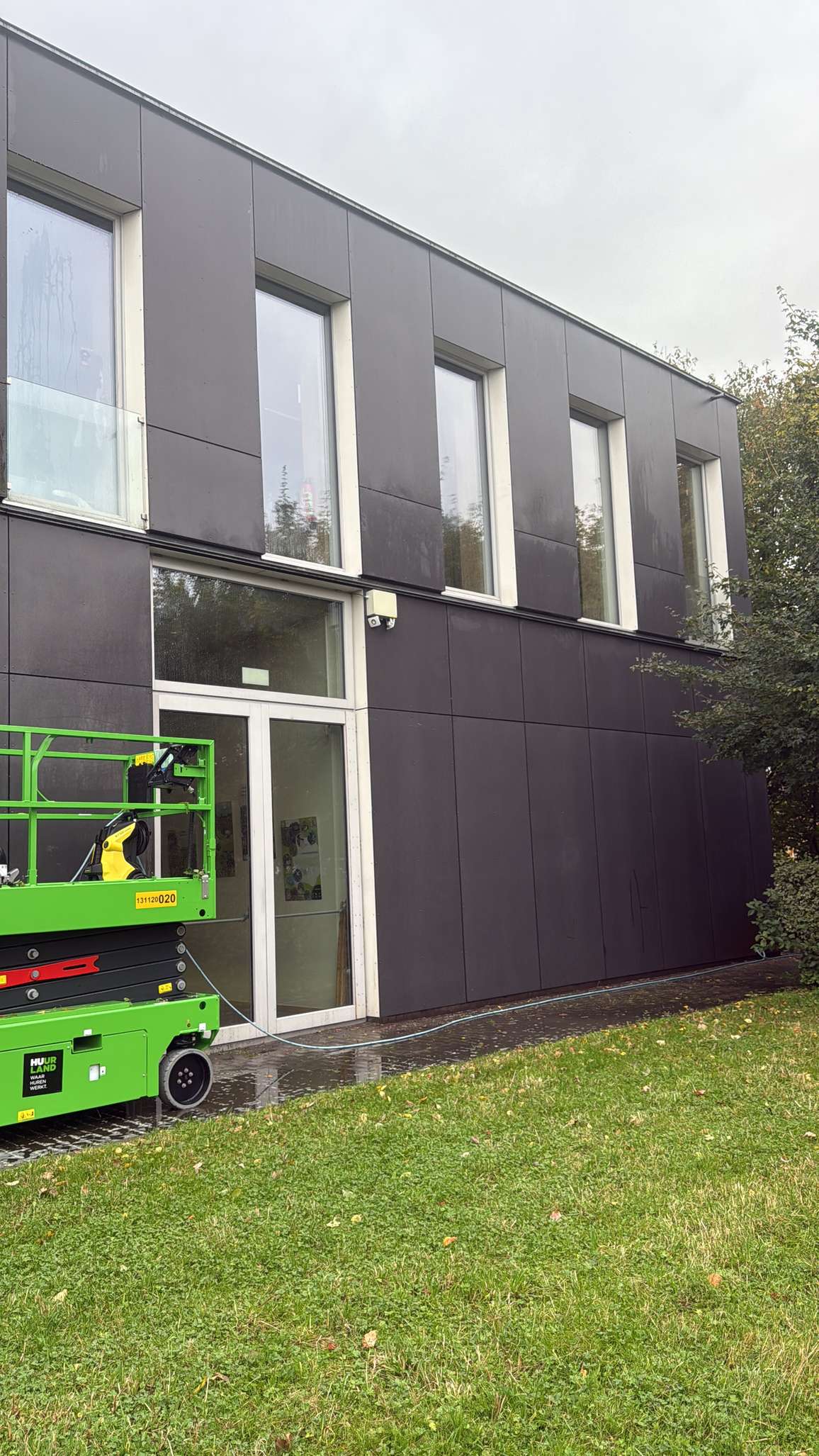 Gevel met een schaarlift ernaast