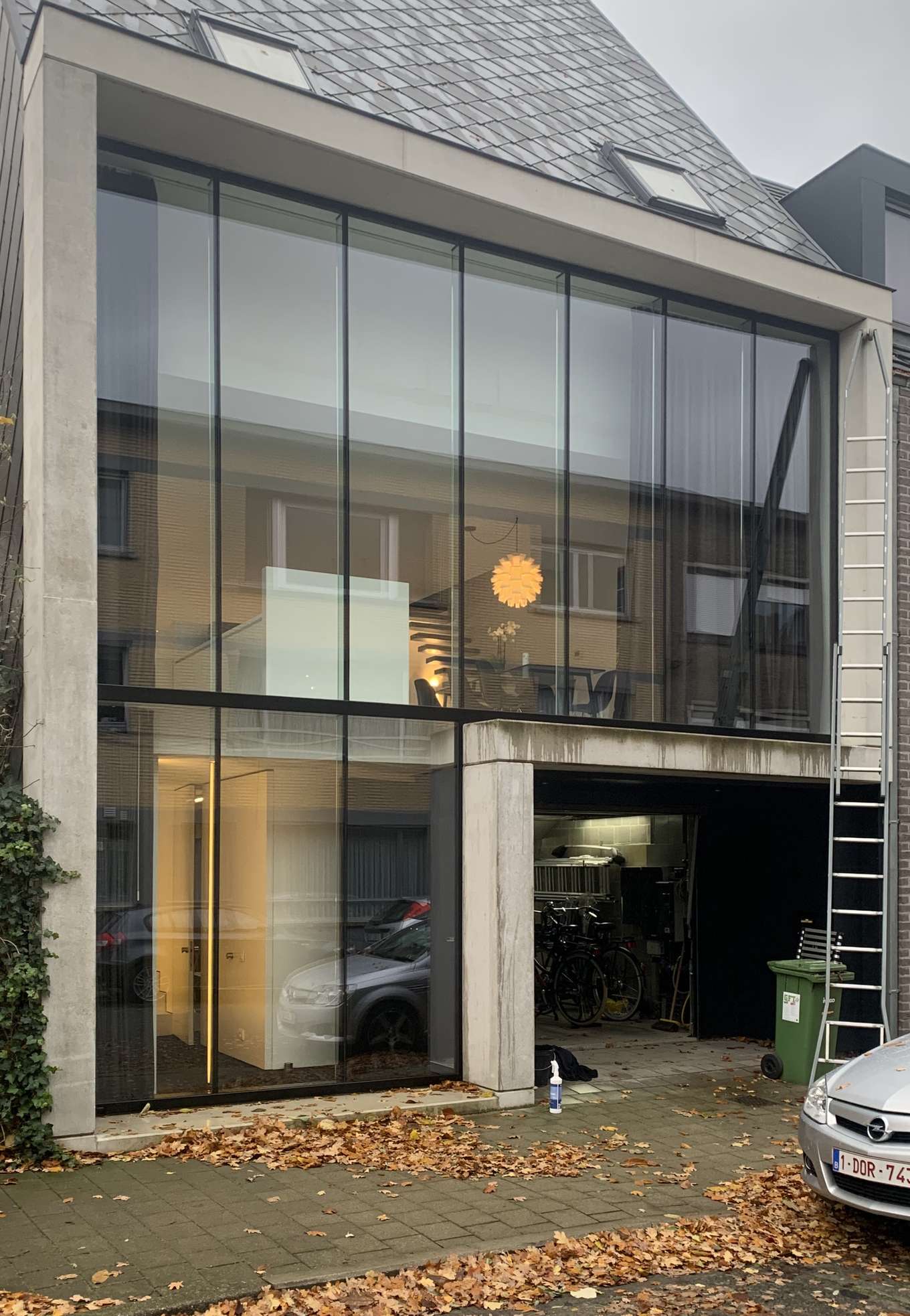 Woning met een glazen gevel over twee verdiepingen