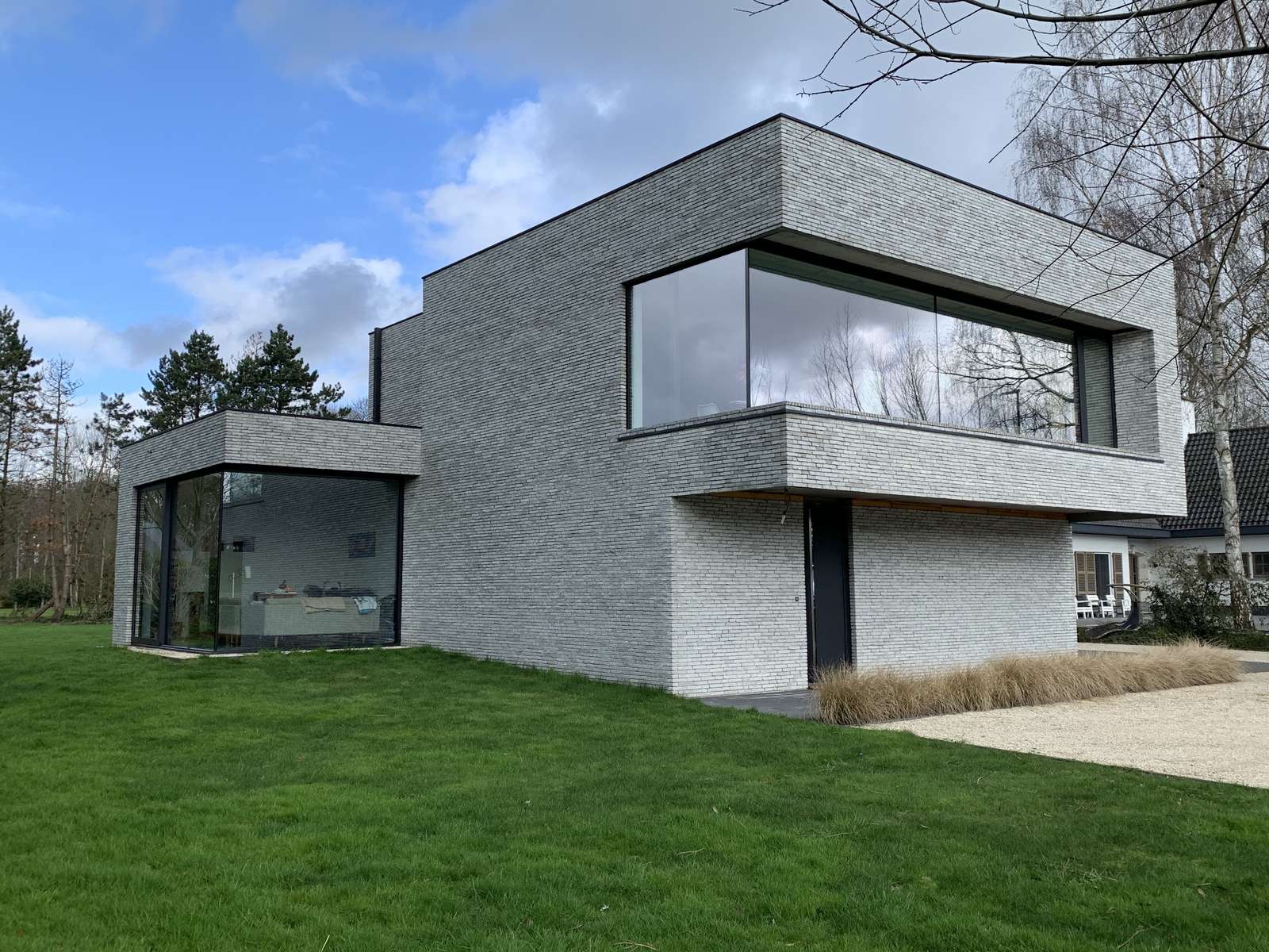 Moderne woning met grote glaspartijen