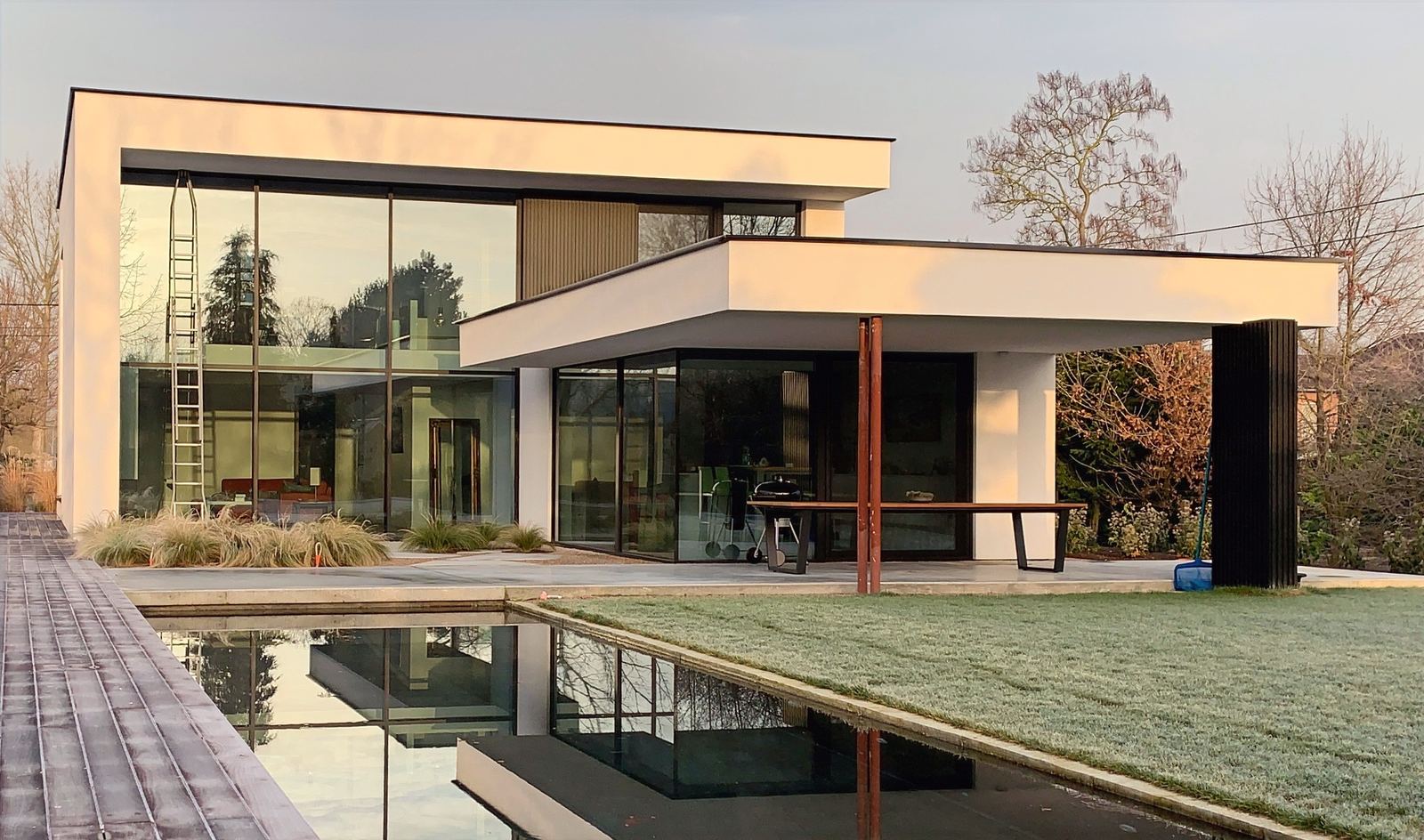 Moderne woning met glaspartijen aan een zwembad